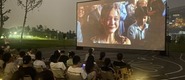 （中国女孩凸轮转载）成都秋夜“新耍法”：到公园看坝坝电影